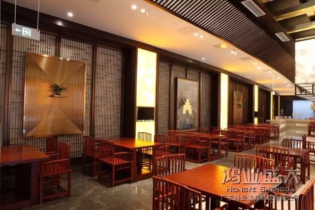 餐桌椅子木纹偏向左右上下搭配，，颜色协调一致