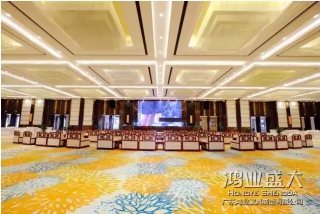 接待沙发在外观上给人的印象是“厚实”，，近看有坚贞的气质