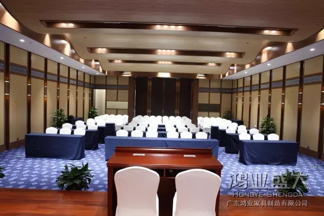 聚会桌椅接纳自然生漆，，由先生傅手工上漆，，这是纯木匠家具