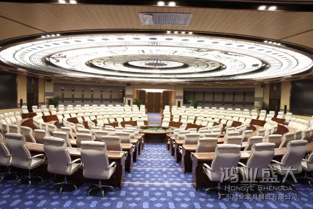 聚会桌椅接纳防水和封边处置惩罚测，，正常使用多年外貌新旧相差无几。。。。