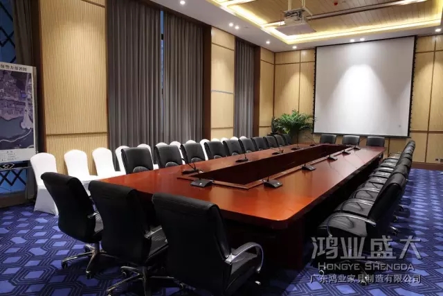 聚会桌外貌打磨的平滑无比，，花纹左右上下配对