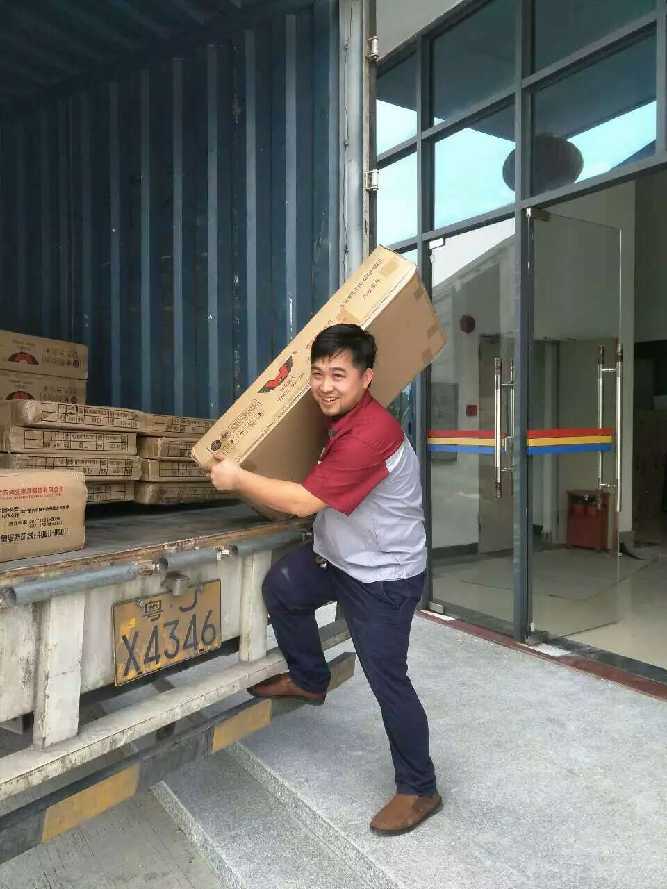 南宫集团事情职员们正在为主顾卸货