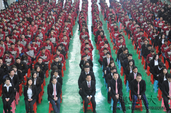 正月15早上，，，鸿业家具举行员工开工大会。。