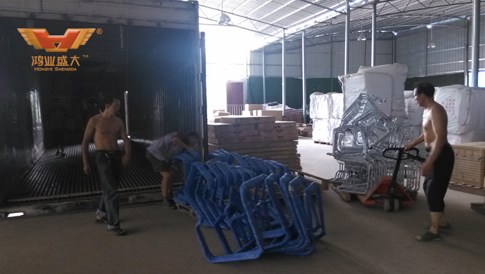 下面是小编今日在鸿业家具出货平台拍摄的装货现场情形