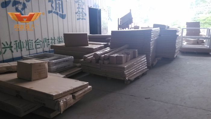 下面是小编今日在鸿业家具出货平台拍摄的装货现场情形