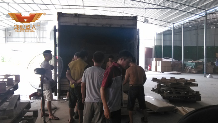 下面是小编今日在鸿业家具出货平台拍摄的装货现场情形