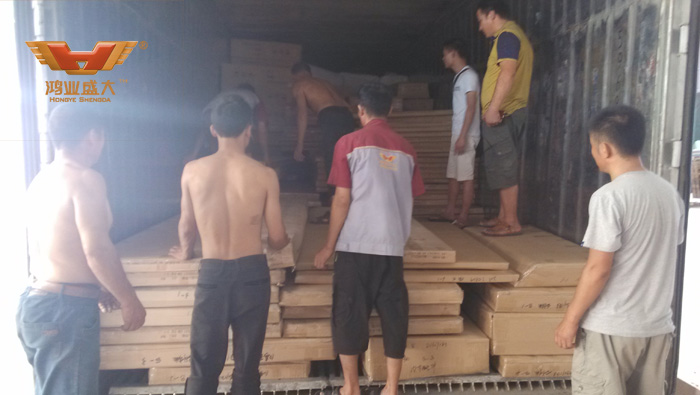 下面是小编今日在鸿业家具出货平台拍摄的装货现场情形