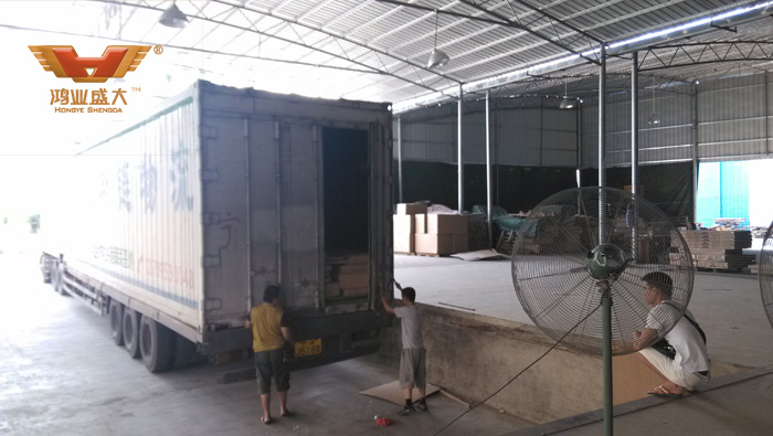下面是小编今日在鸿业家具出货平台拍摄的装货现场情形