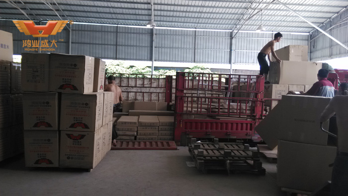    鸿业家具出货平台为杜总办公家具采购项目装货现场直击：