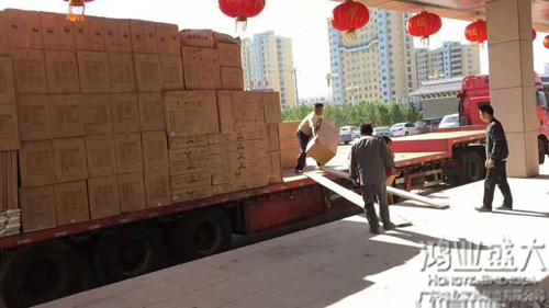 鸿业家具装置工人卸货