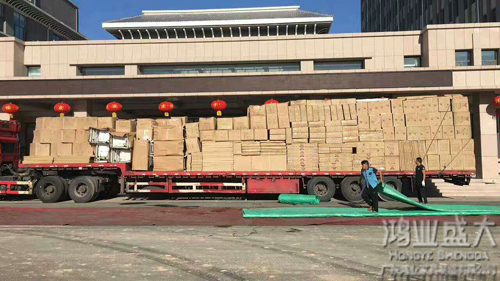 鸿业家具装置工人卸货