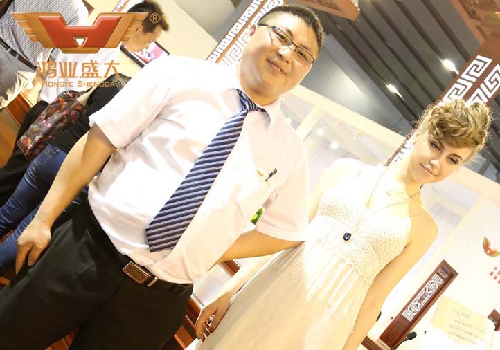 国际名模助阵鸿业家具展会|鸿业相册|【鸿业盛大官网】